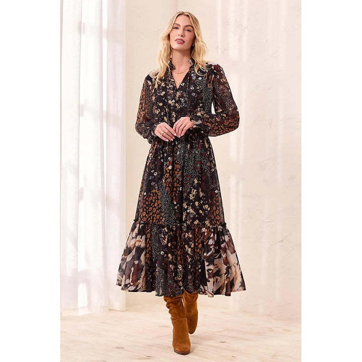 Robe longue à motifs mélangés esprit tribal, taille smockée et encolure à nouer avec pompons