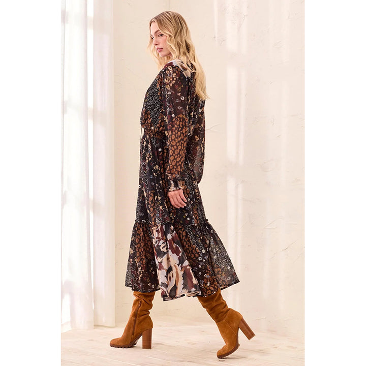 Robe longue à motifs mélangés esprit tribal, taille smockée et encolure à nouer avec pompons