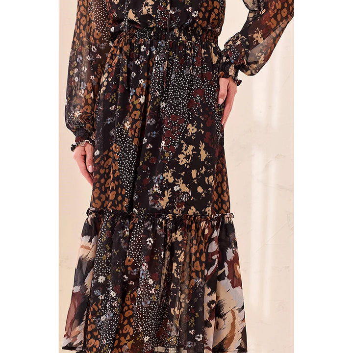 Robe longue à motifs mélangés esprit tribal, taille smockée et encolure à nouer avec pompons
