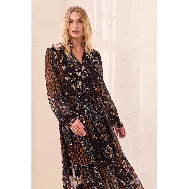 Robe longue à motifs mélangés esprit tribal, taille smockée et encolure à nouer avec pompons