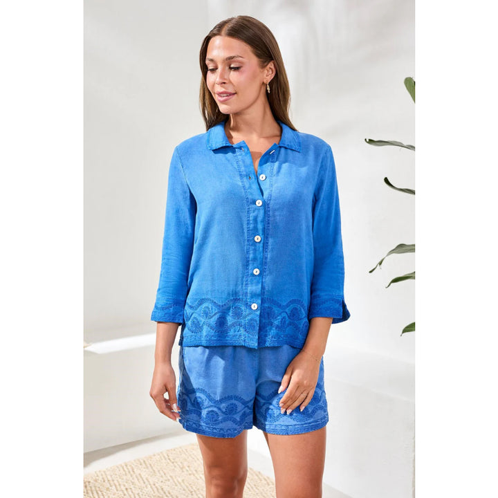 Chemise brodée à manches 3/4 boutonnée, motif hachuré tribal